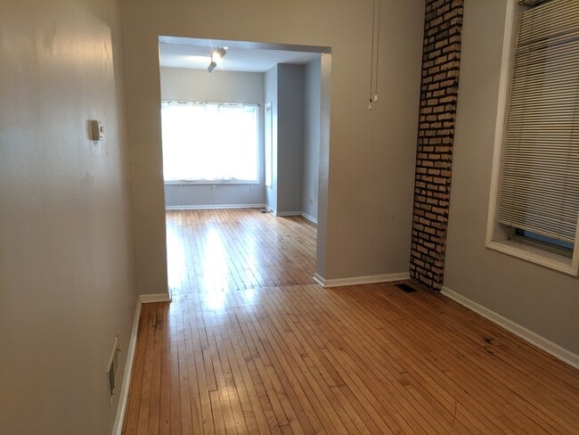 Building Photo - 1639 N Claremont Ave Unit 1