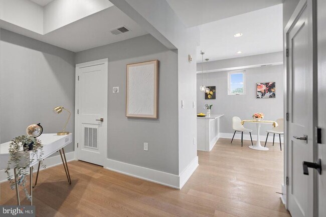 Photo - 1112 Montello Ave NE Unit 401