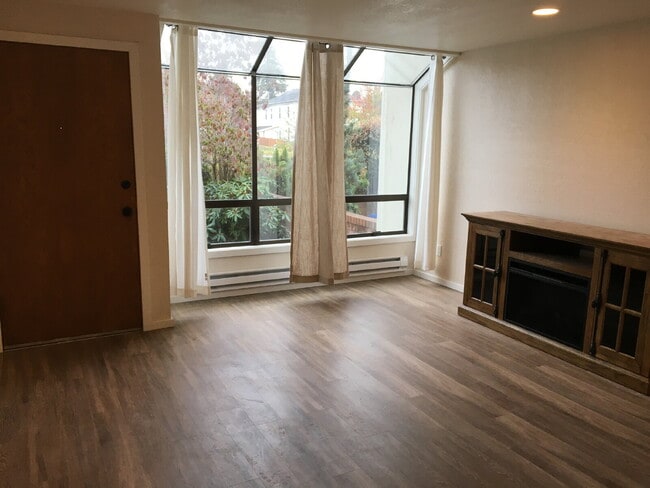 Photo - Charming 2-Bed, 2-Bath Condo in Des Moines, Walking Distance to the Marina!!!