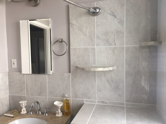 Photo - 617 Moulton St E