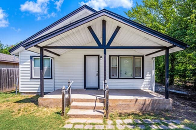 Building Photo - Newly Renovated 3/1 for Only 900 Per Month Rental