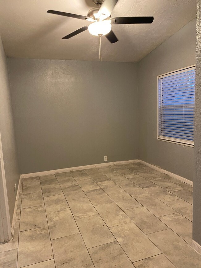 Photo - 418 E 1st St