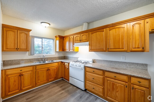 1BR, 1BA - 575SF - Kitchen