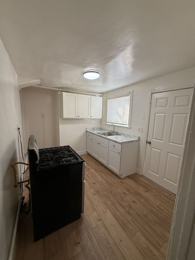 Photo - Lacy St. Unit C