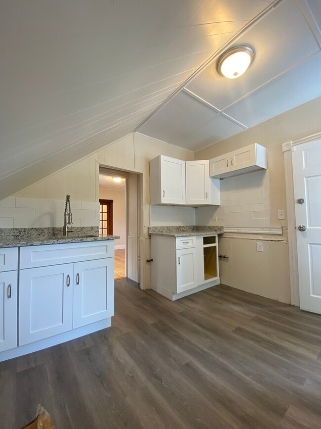 Building Photo - 13 Magill St Unit 3