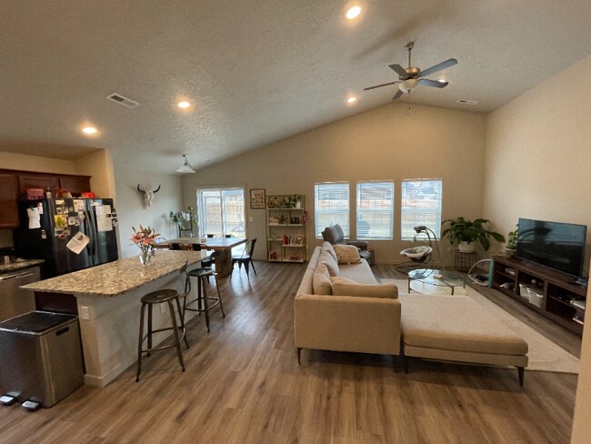 Photo - 660 SW Inby St