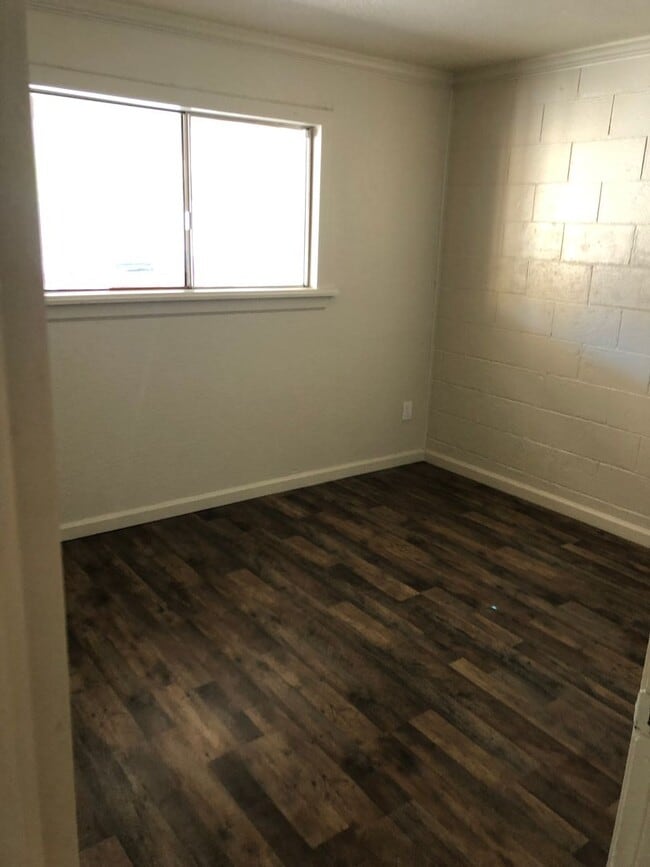 Building Photo - 628 Olive St Unit #1