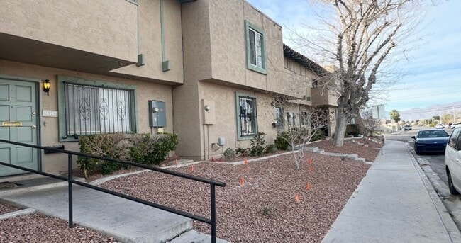 Photo - 2 BEDROOMS 1.5 BATHROOM TOWNHOUSE AVAILABLE FOR RENT JONES AND VEGAS DR !!!