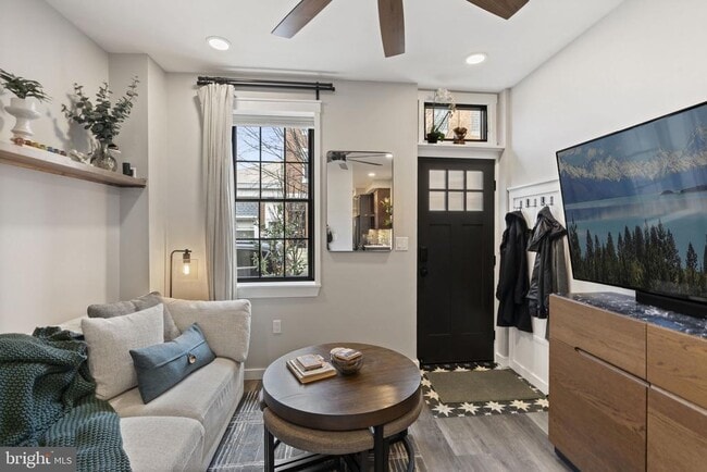 Photo - 526 E Thompson St