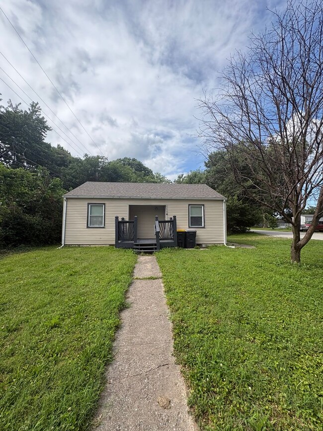 Building Photo - 3 Bed / 1 Bath Home in North Kansas City!