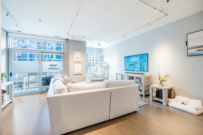 Photo - 150 W Superior St Unit 503