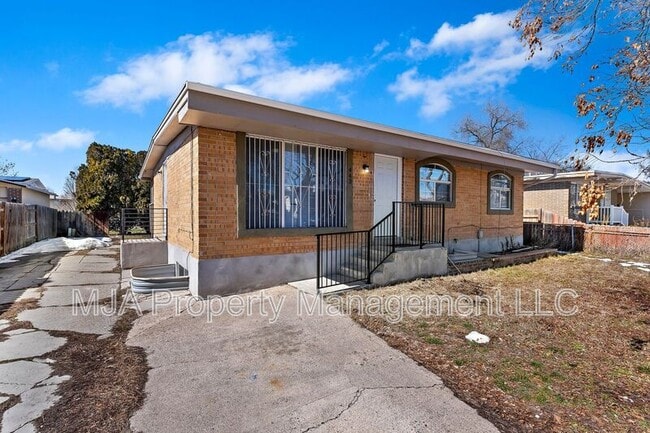 Photo - 443 Dorothea Way
