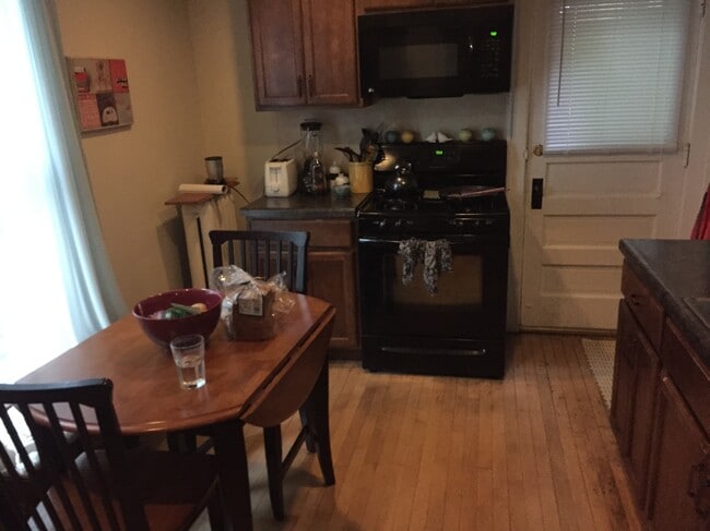 Kitchen - 1041 Jenifer St Unit 1st Floor