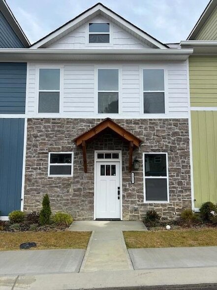 Building Photo - 1913 Cypress Ln