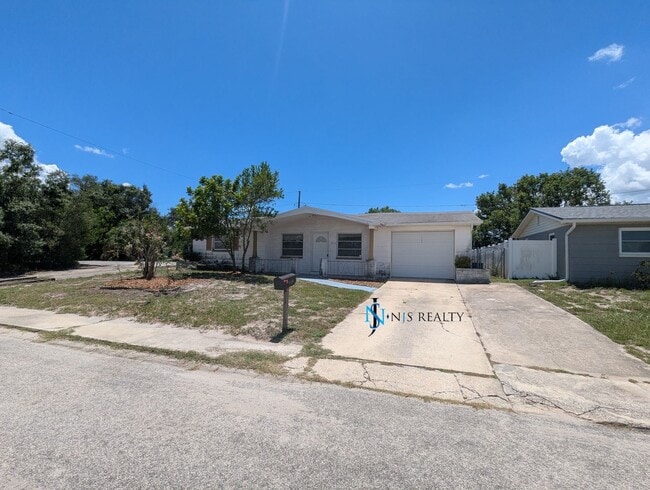 Building Photo - Must See 3/2/1 over 1000sf with tile/lamin... Rental
