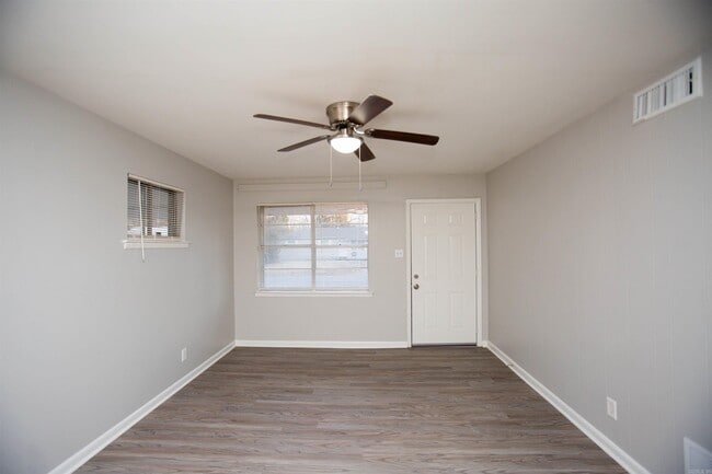 Photo - 909 Roseclair Dr House