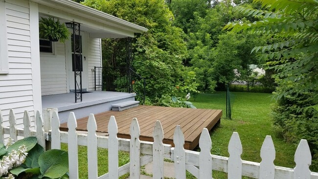 Building Photo - Apartment Available in Village of Liverpool Unit 414 Fourth Street