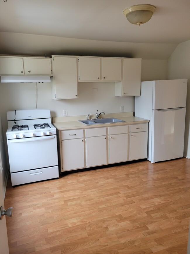 kitchen - 834 Pearl St Townhome