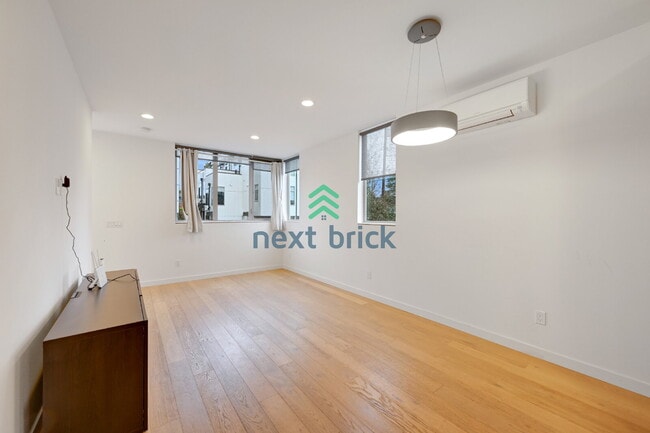 Photo - A beautiful 3 bed and 2 bathroom townhouse for rent Unit D