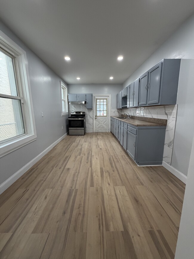 Photo - 644 E Madison St