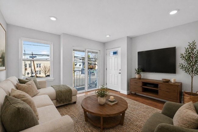 Building Photo - 40 E 5th St Unit 1