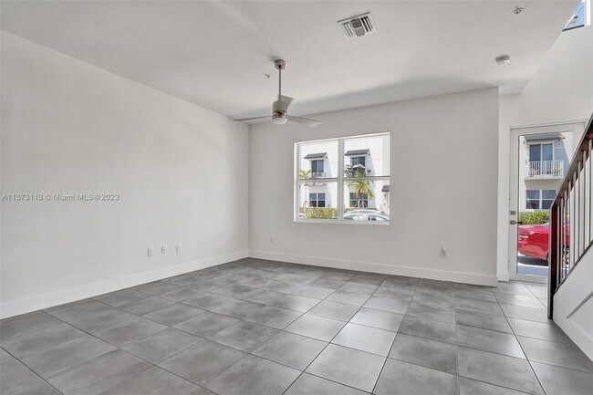 Photo - 400 NE 35th Ct