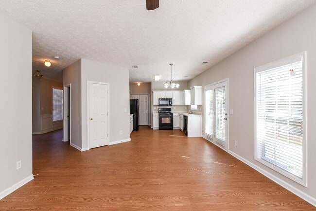 Photo - 425 Clairidge Ln SW