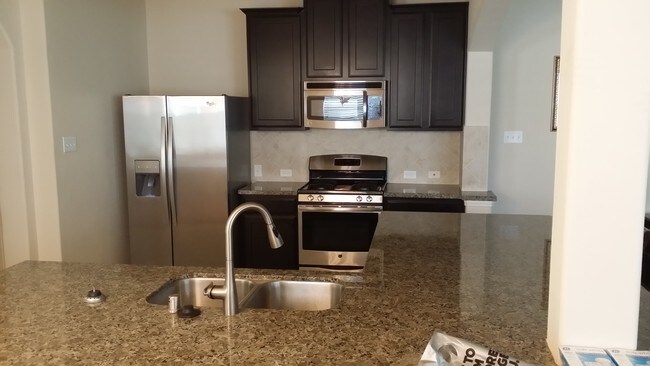 Cocina completamente amueblada - 8303 Greys Ln