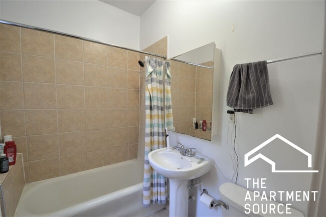 Photo - 4406 N Rockwell St Unit 2