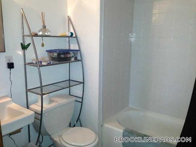 1061 Beacon St Unidad 1