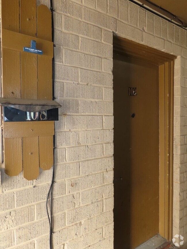 Building Photo - Cozy Two Bedroom One Bathroom Corner Apart... Rental