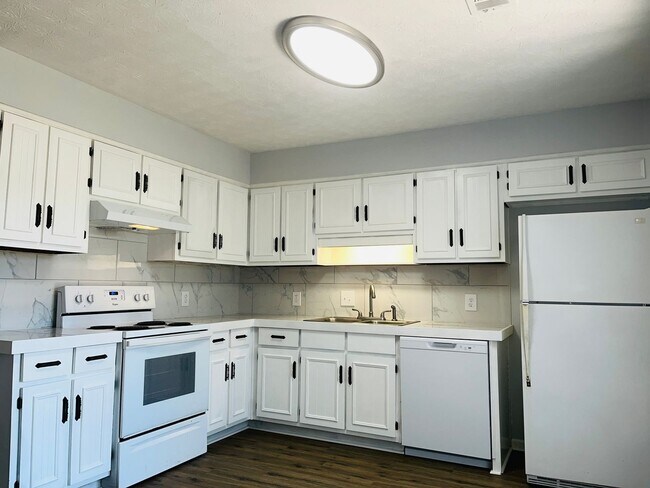 Photo - 104 Peachtree Ct Unit 104 Peachtree Ct A