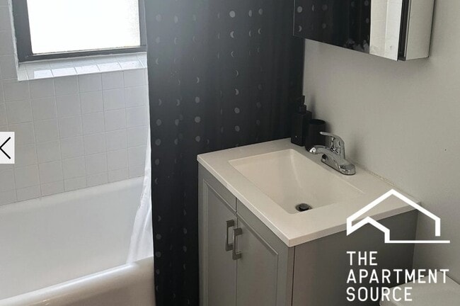 Building Photo - 1911 W Larchmont Ave