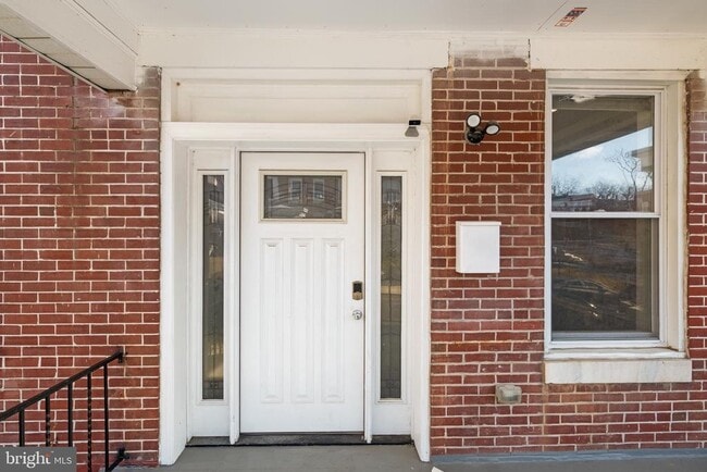 Building Photo - 405 Lyndhurst St