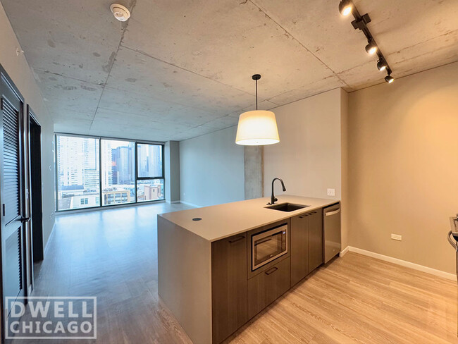 Building Photo - 34 N Sangamon St Rental