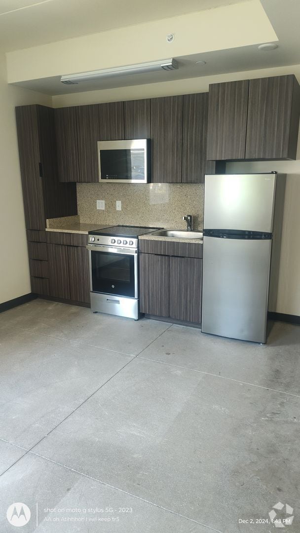 Building Photo - Conveniently located, utilities incl, A/C... Unit 206 Rental