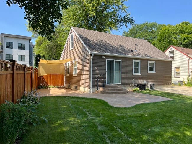 Photo - 3842 Johns St