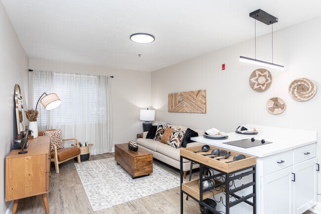 1BR, 1BA - 475SF - Living Room