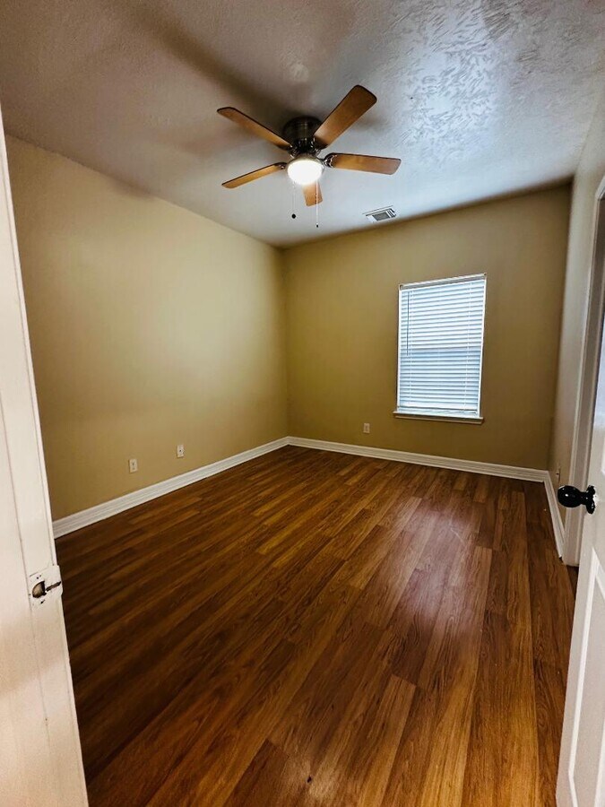 Photo - 6946 Paris St