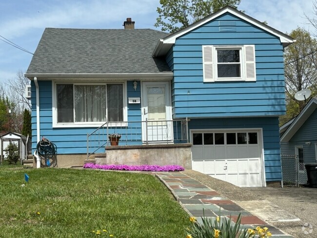 Building Photo - 16 Iroquois Ave Rental