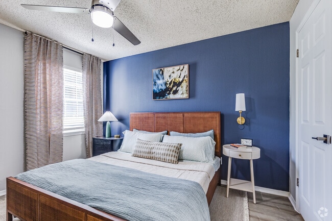 2BR, 2BA - 988SF - Primary Bedroom