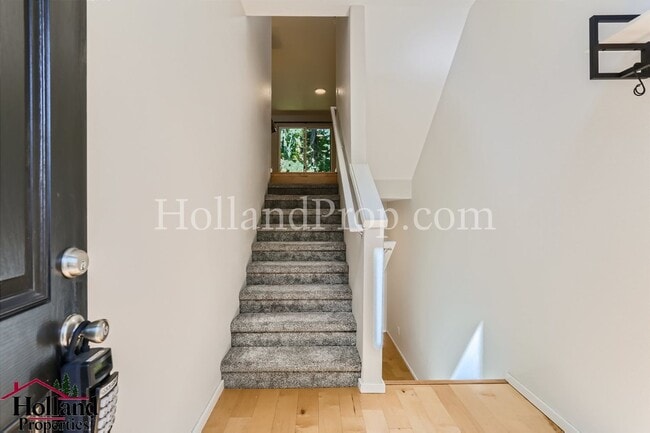 Building Photo - Stylish 3-Level Townhome Surrounded by Nat...
