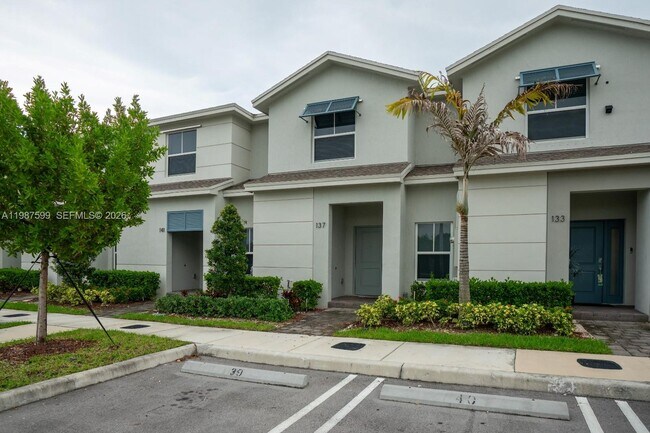 Photo - 137 NE 3rd St