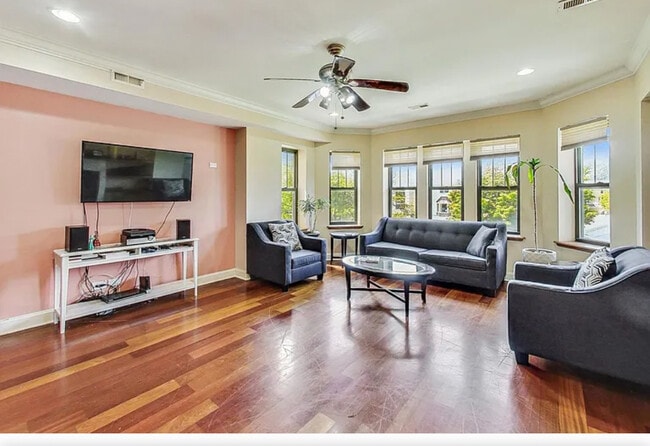 Photo - 8145 S Prairie Ave