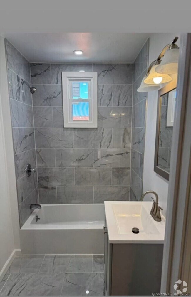 Building Photo - 458 Ridgefield Ave Rental