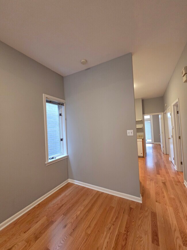 Dining area - 1229 W Wellington Ave Unit 1