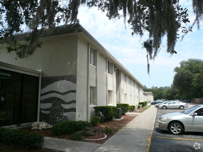 Arbor Oaks Apartments - 122 West