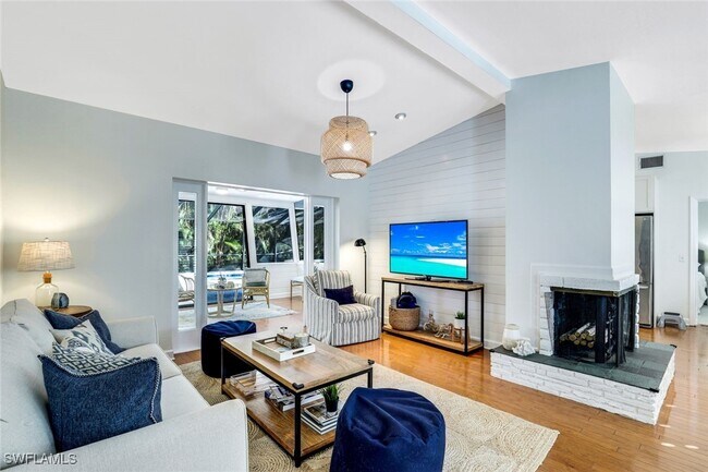 Photo - 739 7th Ave N