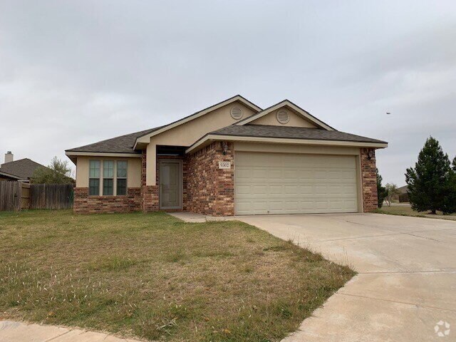 Building Photo - Beautiful Home Near all of Lubbock's Ameni...