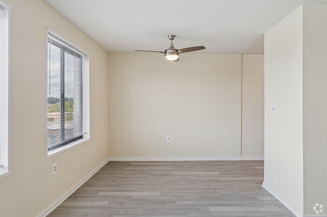 1BR, 1BA - 632SF - Dining Room